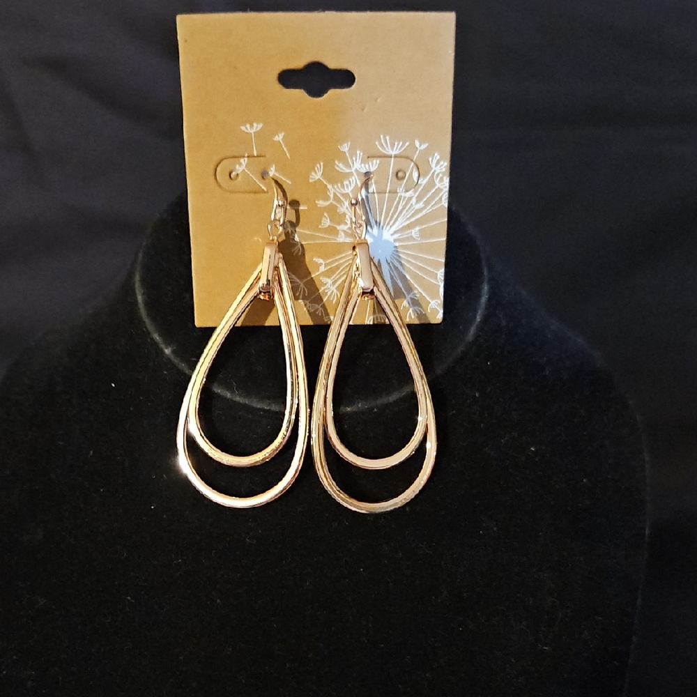 Cracker Barrel Hanging Gold Teardrop Earrings